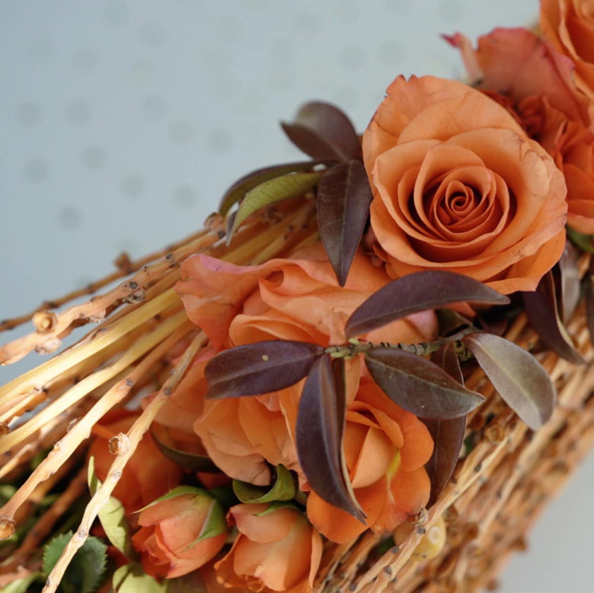 Dettaglio di composizione floreale in rose corallo