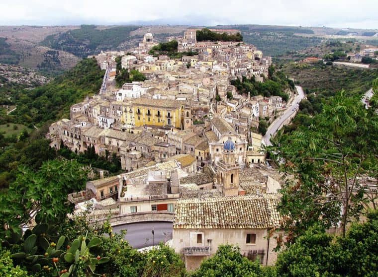 Panorama di Ragusa Ibla arroccata sulla collina