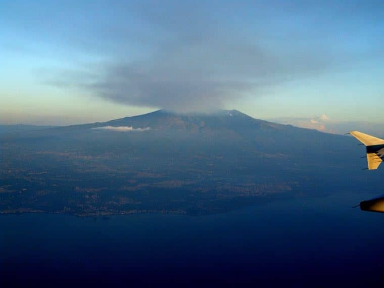 L'Etna innevato sopra le nuvole