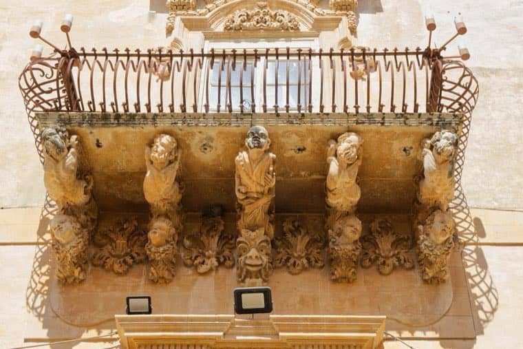 Un balcone di Palazzo Nicolaci a Noto, con le figure scolpite nella pietra