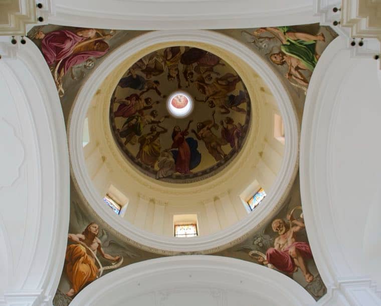 La cupola affrescata di una chiesa del Val di Noto