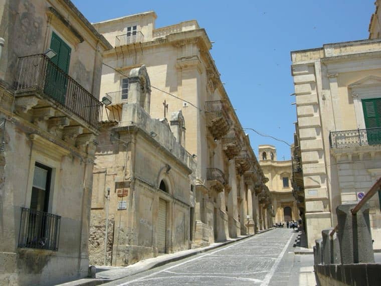 Un vicolo a gradini nel centro storico
