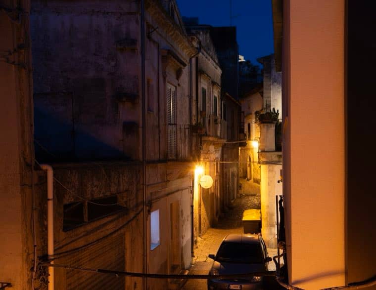 Un vicolo di Ragusa Ibla all'imbrunire